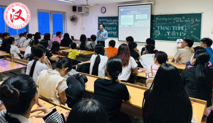 PGS.TS. Đỗ Tất Thiên cùng sinh viên 