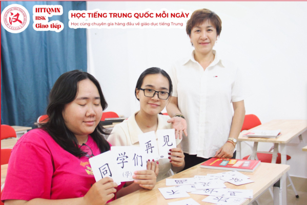  TS. Trần Khai Xuân cùng học sinh